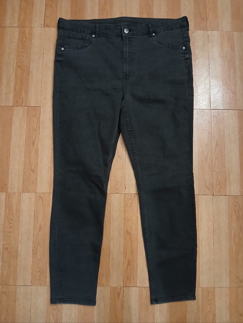 H&M Women's Slim Stretch Jeans in Black, Size 18.